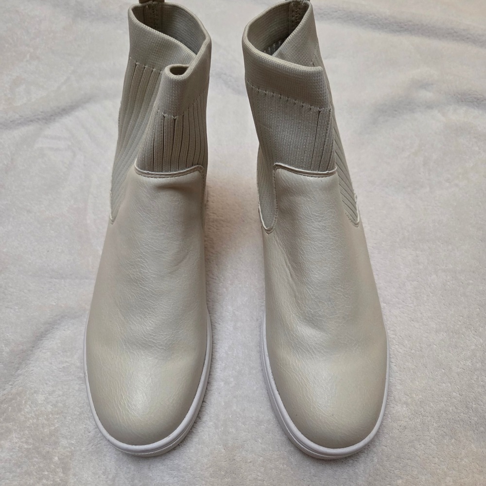 Boutique by Corkys Cream Knit Sock Ankle Boots Women Size 9 Dreamy 9